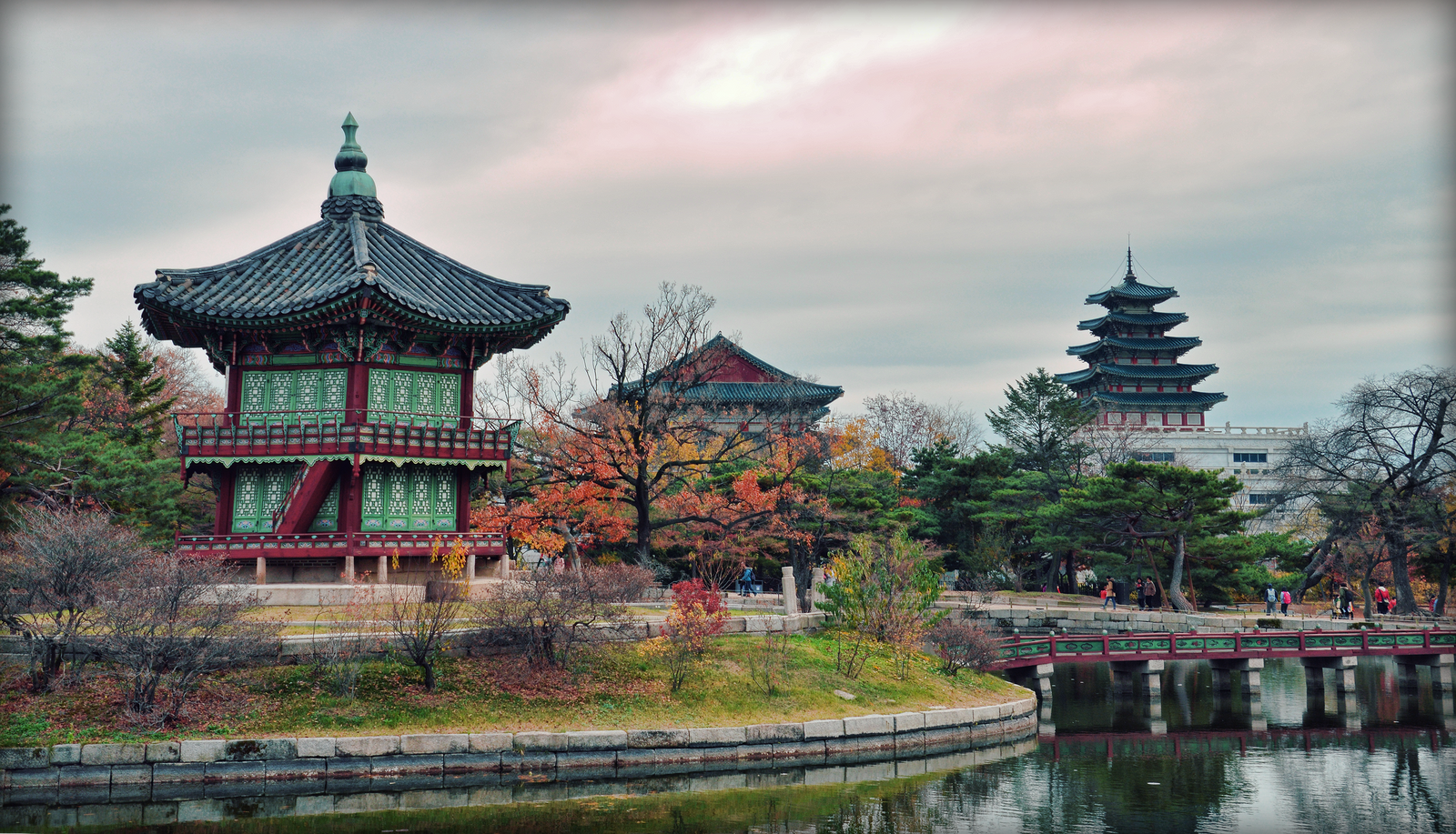 [Imagen: inside_gyeonbokgung_palace___seoul_by_mm...9hzkbp.png]